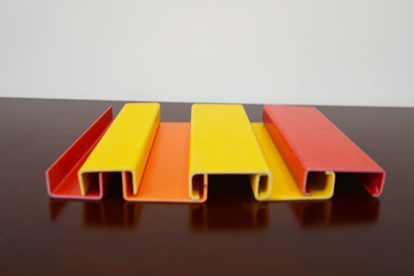 Profiles FRP pultrudés personnalisés de forme C, excellente résistance aux chocs, canaux FRP C pultrudés multicolores