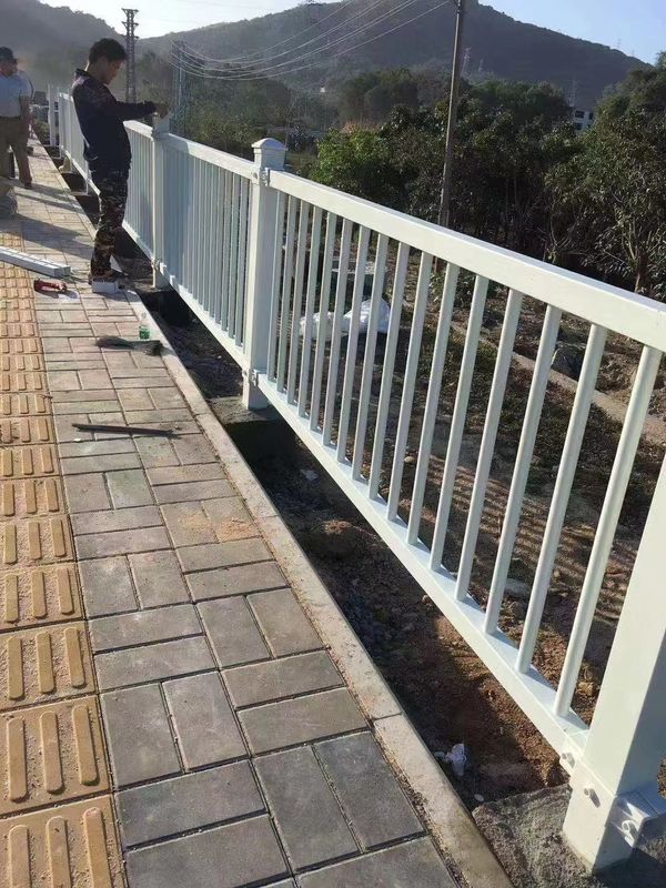 Garde en FRP de jardin ou de cour personnalisée taille et couleur
