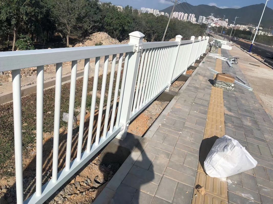 Garde en FRP de jardin ou de cour personnalisée taille et couleur