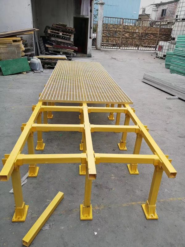 Grille en FRP utilisée dans une plateforme ou une passerelle de 38*38*38 mm avec couleur et taille personnalisées
