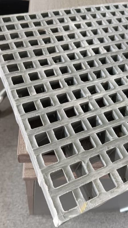 Réseau FRP micro poreux Grille à maillage pour passerelle ou utilisation de plateforme Taille personnalisée