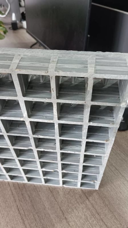 Réseau FRP micro poreux Grille à maillage pour passerelle ou utilisation de plateforme Taille personnalisée